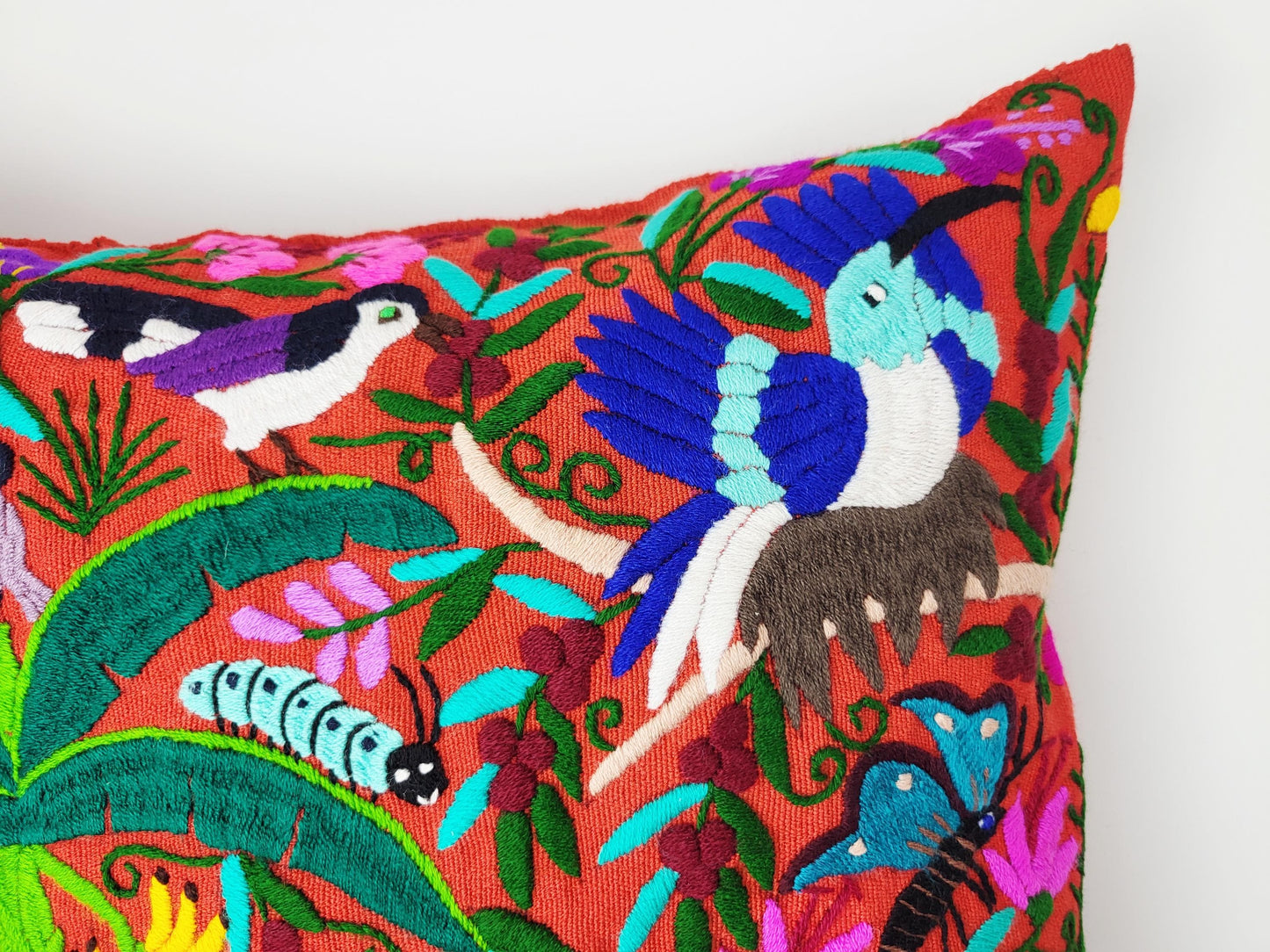 Kissen mit Tiermuster, handbestickt und gewebt in Mexiko von Indigenen Frauen