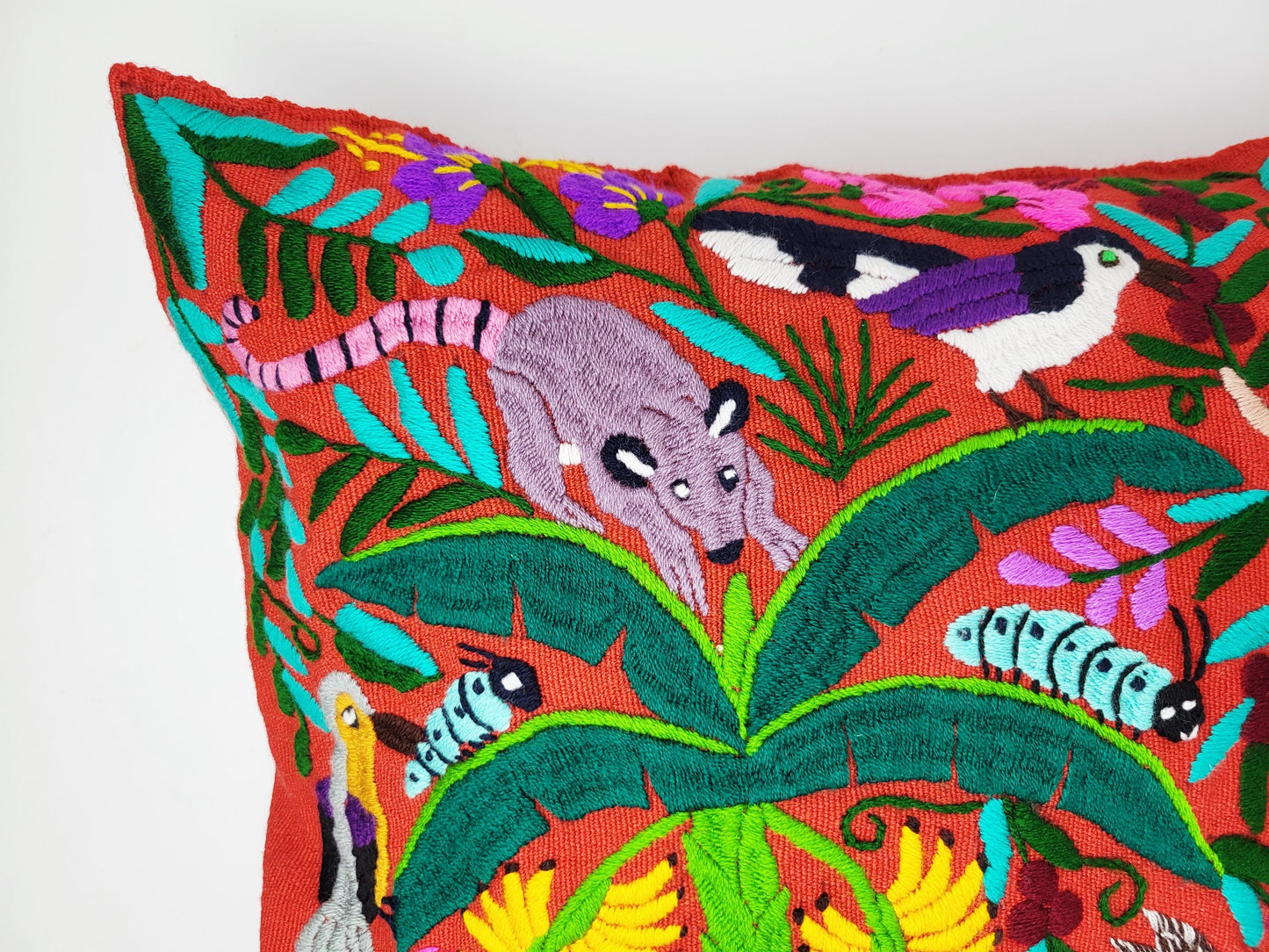 Kissen mit Tiermuster, handbestickt und gewebt in Mexiko von Indigenen Frauen