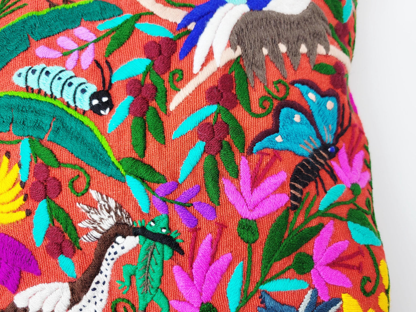 Kissen mit Tiermuster, handbestickt und gewebt in Mexiko von Indigenen Frauen