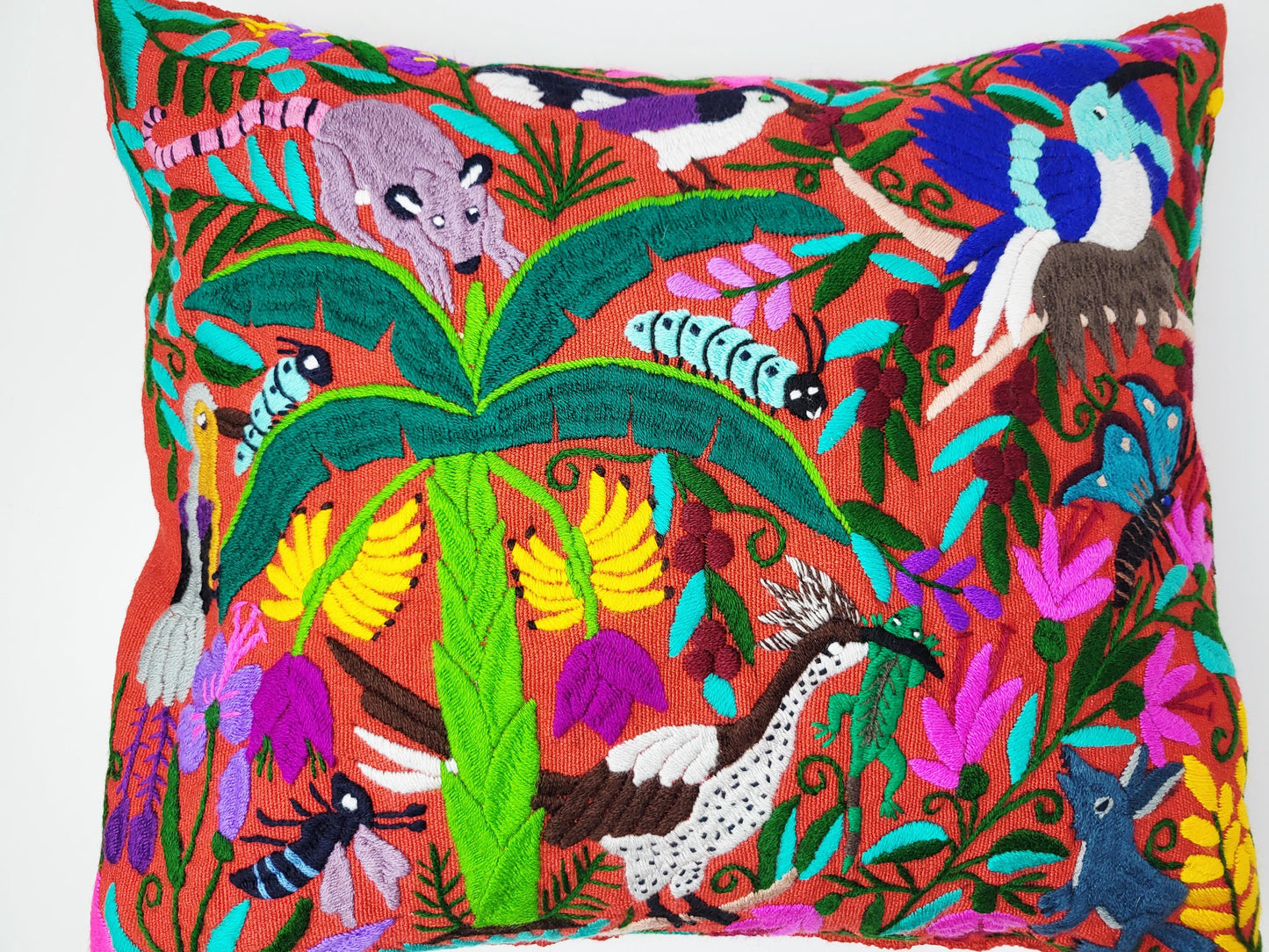 Kissen mit Tiermuster, handbestickt und gewebt in Mexiko von Indigenen Frauen