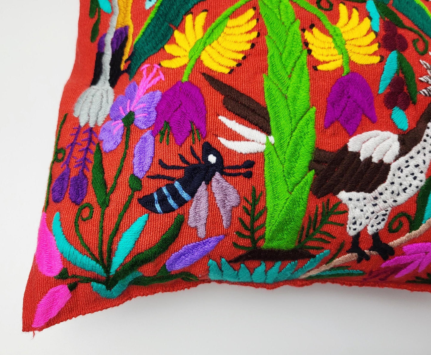 Kissen mit Tiermuster, handbestickt und gewebt in Mexiko von Indigenen Frauen