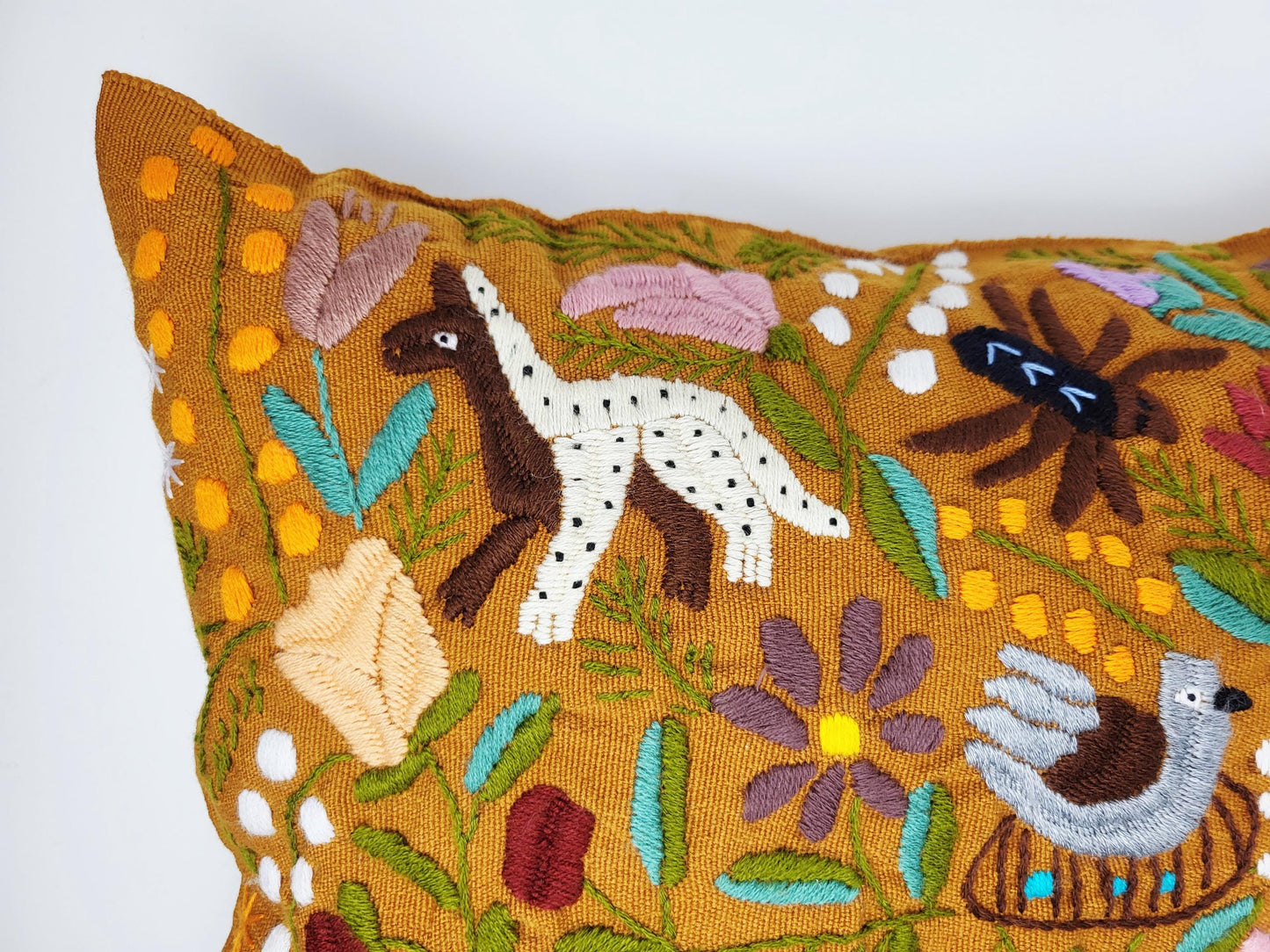 Kissen mit Tiermuster, handbestickt und gewebt in Mexiko von Indigenen Frauen