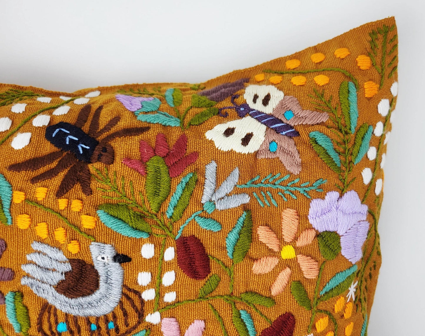 Kissen mit Tiermuster, handbestickt und gewebt in Mexiko von Indigenen Frauen