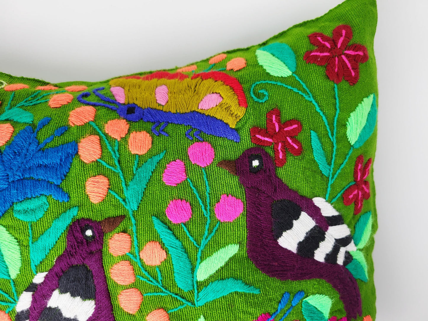 Besticktes und gewebtes Kissen aus Mexiko, Kissenhülle mit Tiermuster aus Mexiko