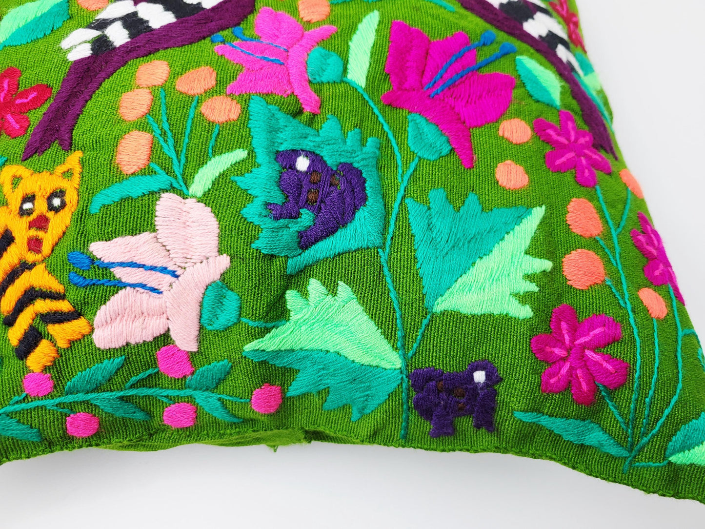 Besticktes und gewebtes Kissen aus Mexiko, Kissenhülle mit Tiermuster aus Mexiko