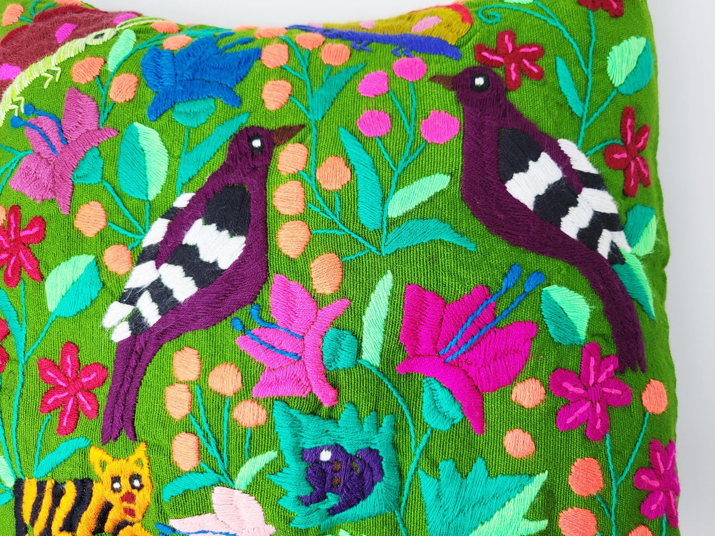 Besticktes und gewebtes Kissen aus Mexiko, Kissenhülle mit Tiermuster aus Mexiko