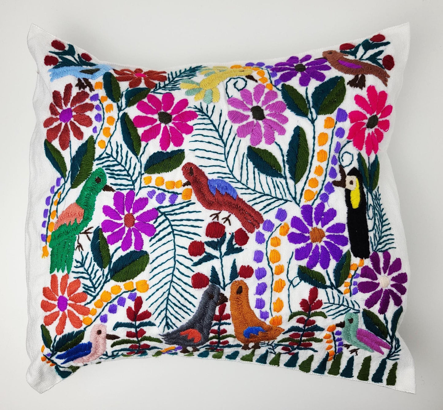 Besticktes und gewebtes Kissen aus Mexiko, Kissenhülle mit Tiermuster aus Mexiko