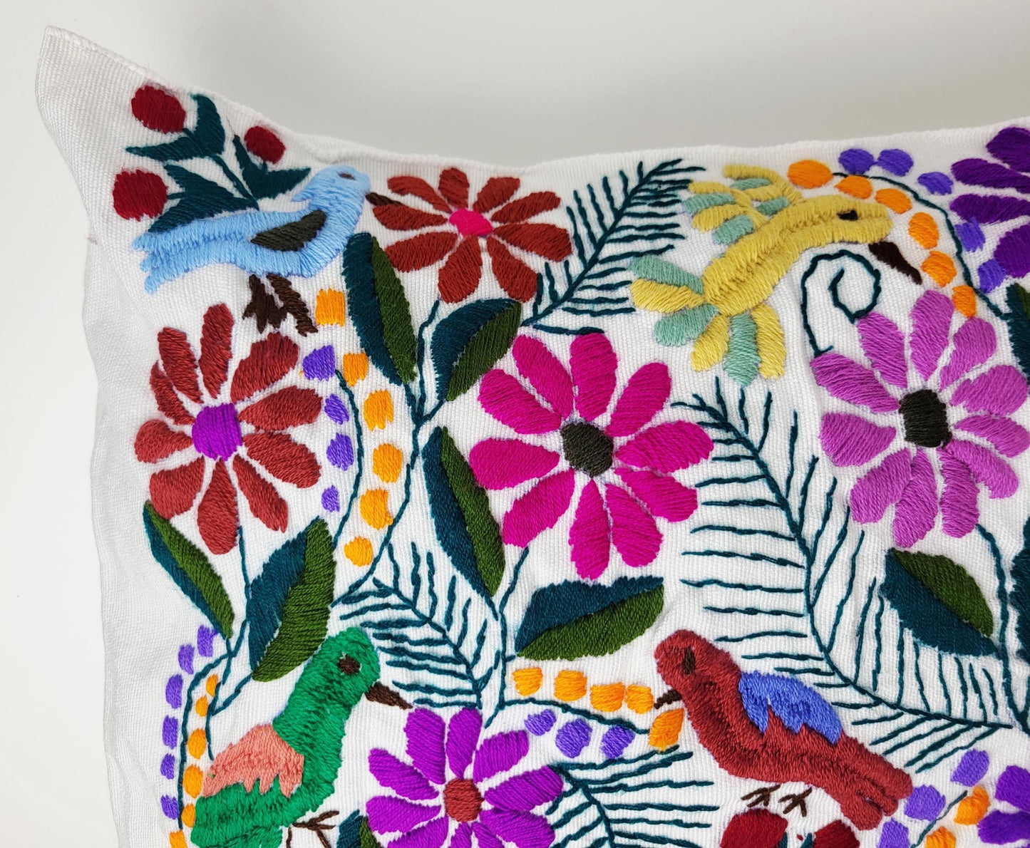 Besticktes und gewebtes Kissen aus Mexiko, Kissenhülle mit Tiermuster aus Mexiko