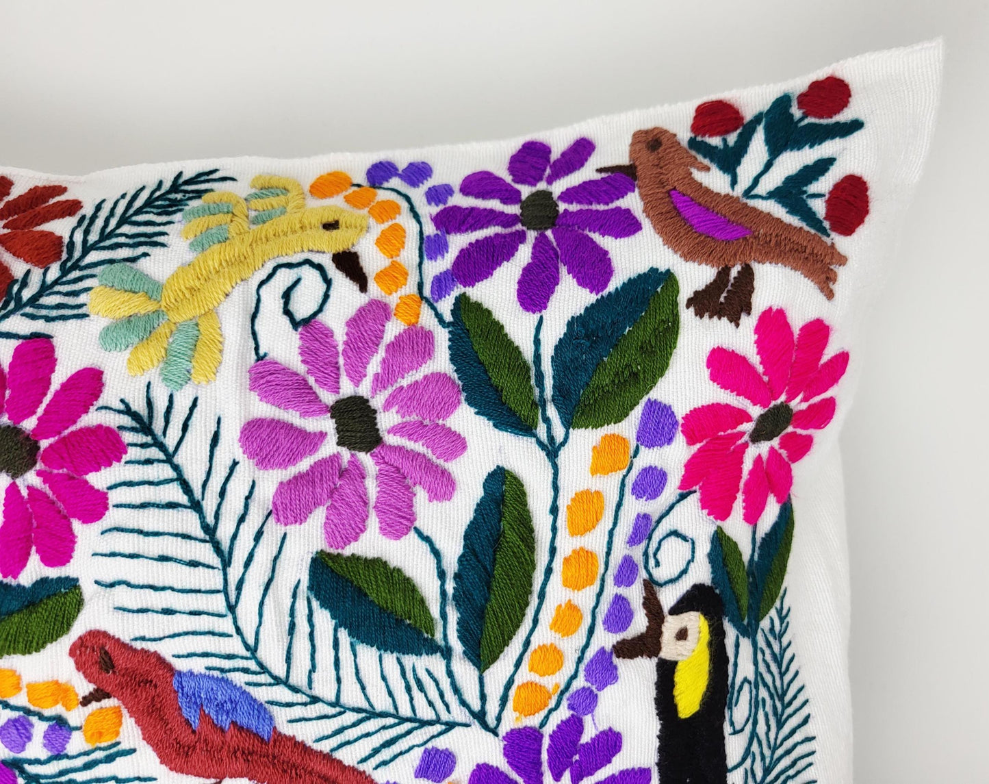 Besticktes und gewebtes Kissen aus Mexiko, Kissenhülle mit Tiermuster aus Mexiko