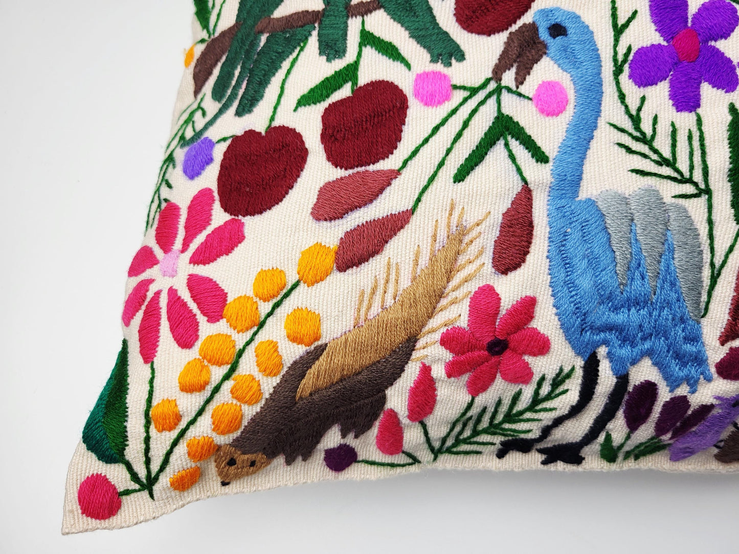 Besticktes und gewebtes Kissen aus Mexiko, Kissenhülle mit Tiermuster aus Mexiko