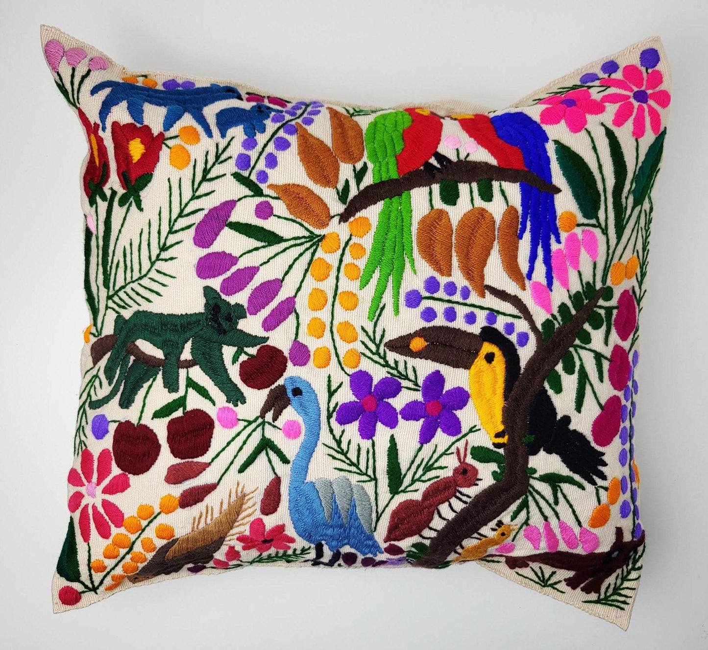 Besticktes und gewebtes Kissen aus Mexiko, Kissenhülle mit Tiermuster aus Mexiko