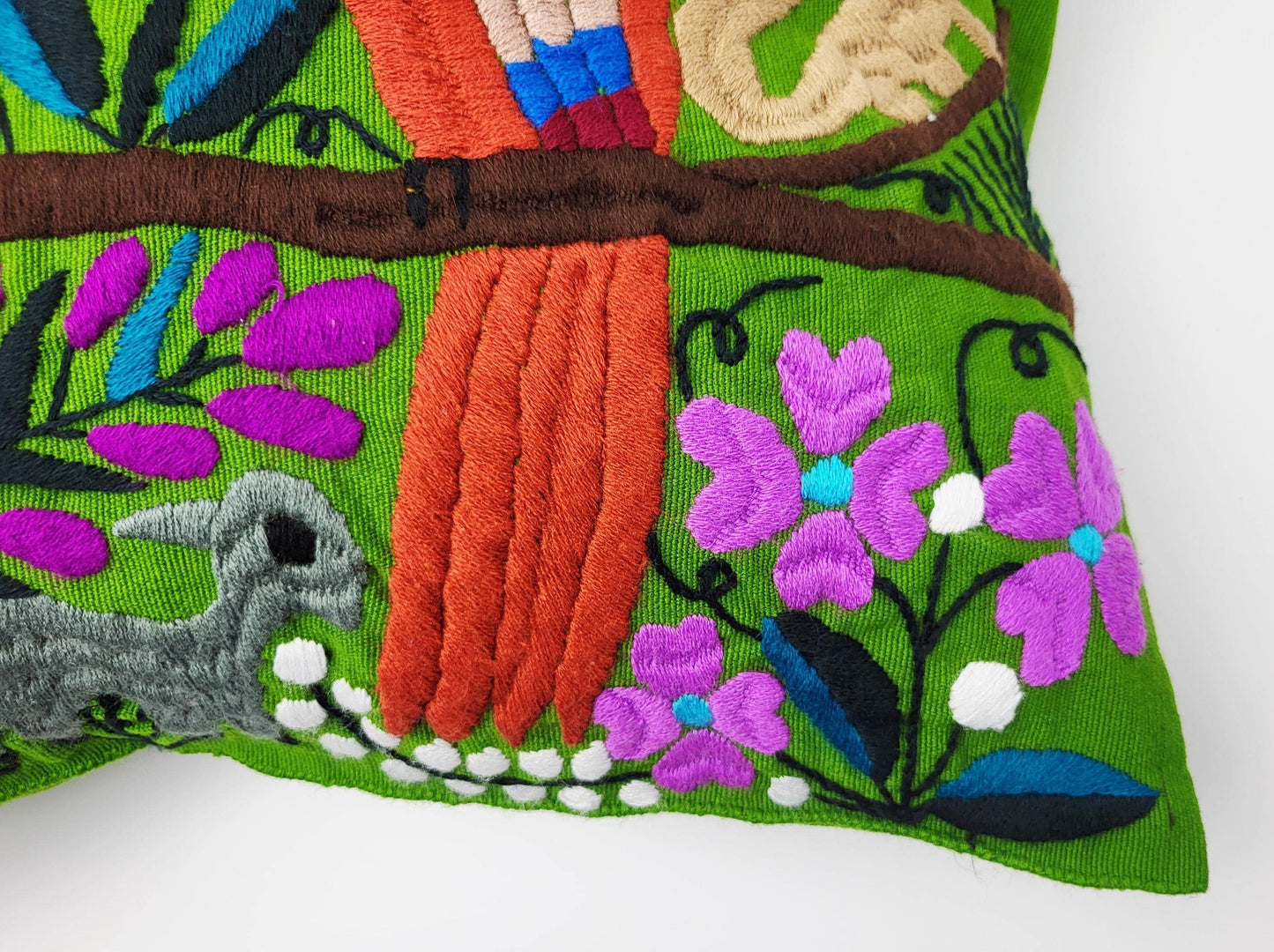 Kissen mit Tiermuster, handbestickt und gewebt in Mexiko von Indigenen Frauen