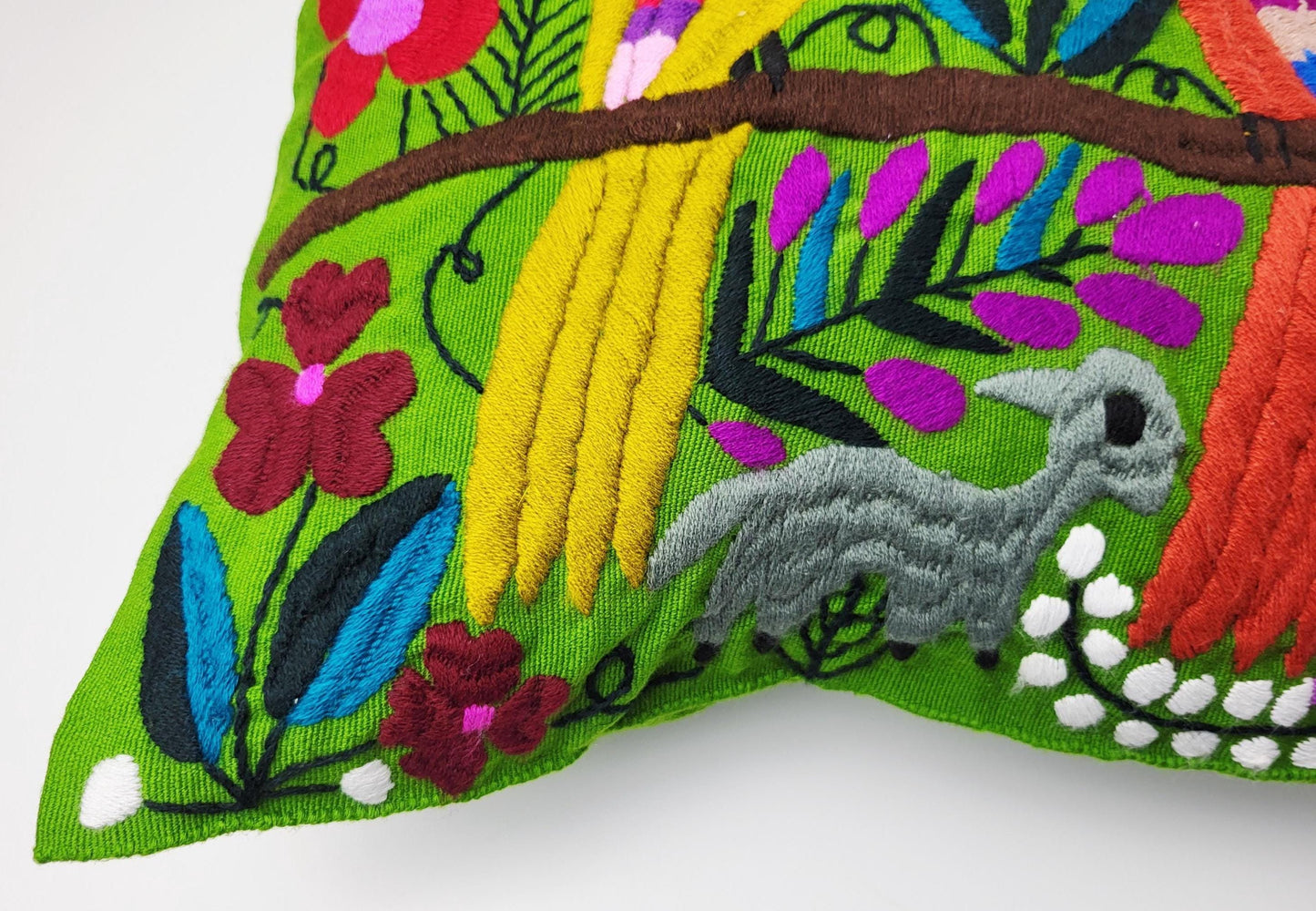 Kissen mit Tiermuster, handbestickt und gewebt in Mexiko von Indigenen Frauen