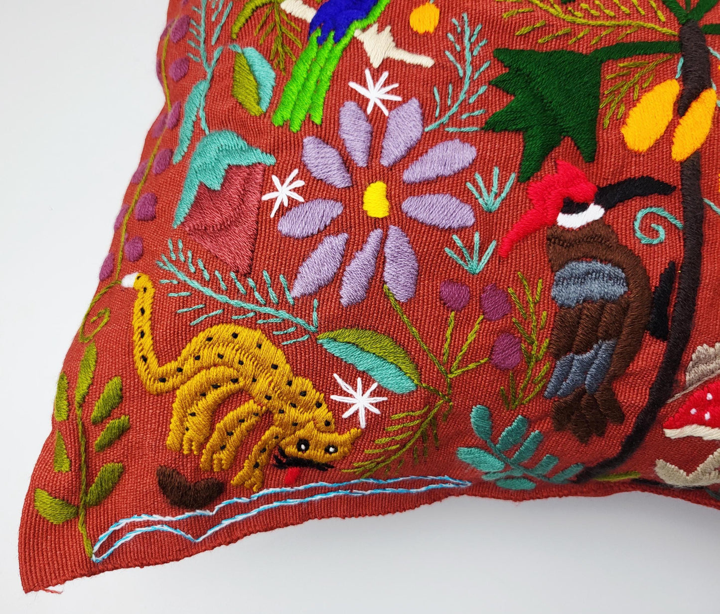 Kissen mit Tiermuster, handbestickt und gewebt in Mexiko von Indigenen Frauen