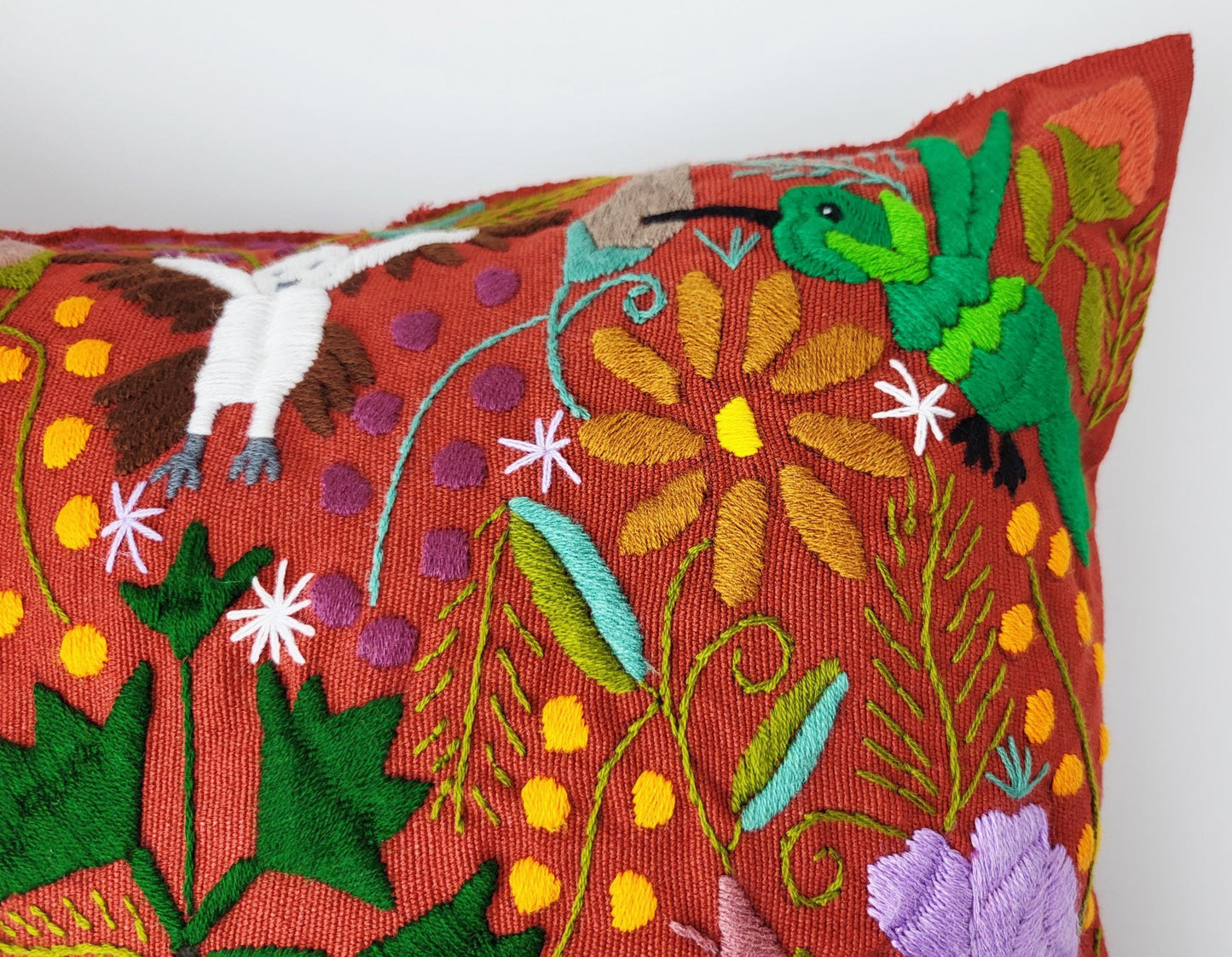 Kissen mit Tiermuster, handbestickt und gewebt in Mexiko von Indigenen Frauen