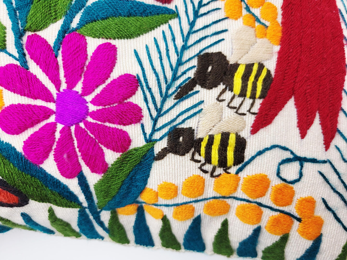 Von mexikanischen Indigenen besticktes und gewebter Kissenbezug