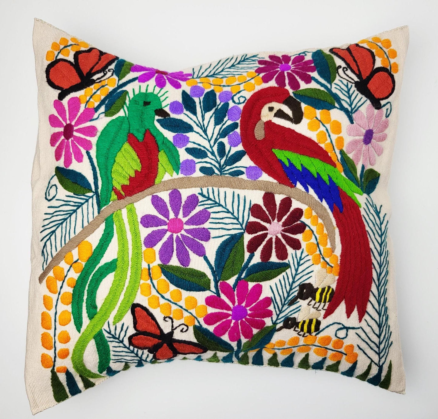 Von mexikanischen Indigenen besticktes und gewebter Kissenbezug