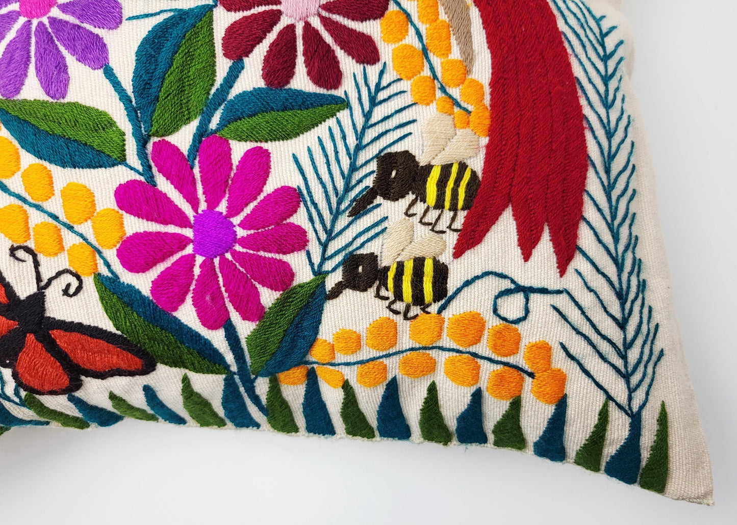 Von mexikanischen Indigenen besticktes und gewebter Kissenbezug