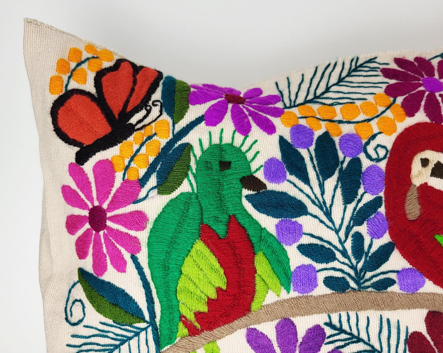 Von mexikanischen Indigenen besticktes und gewebter Kissenbezug