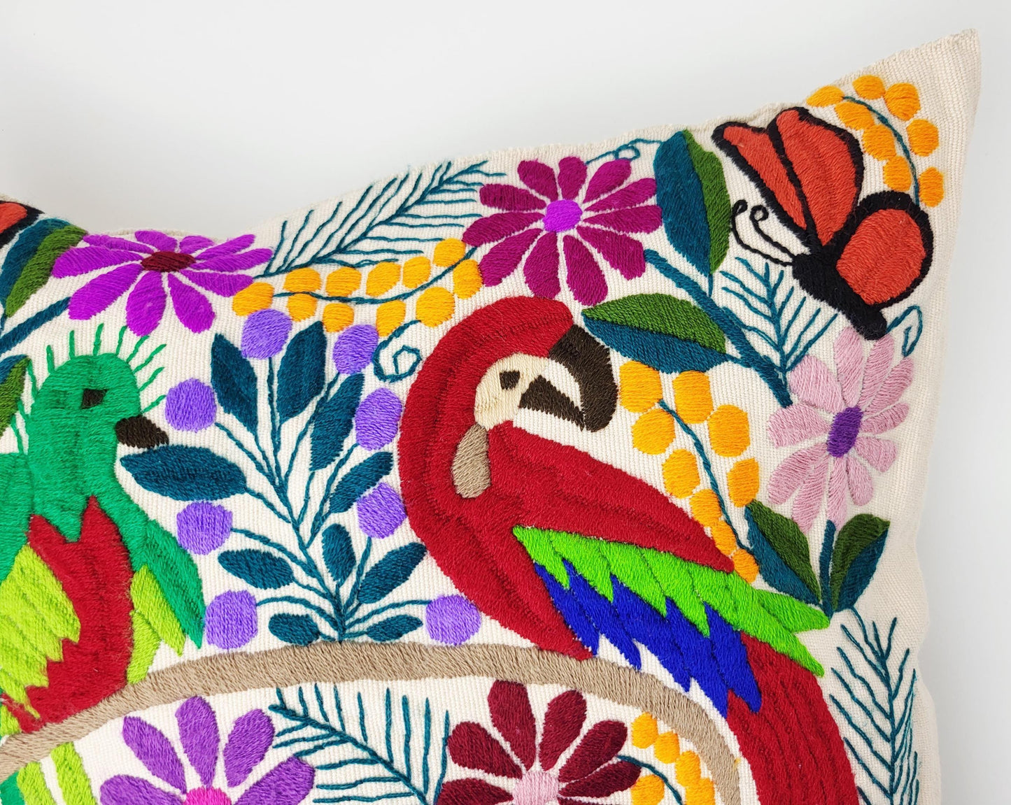 Von mexikanischen Indigenen besticktes und gewebter Kissenbezug