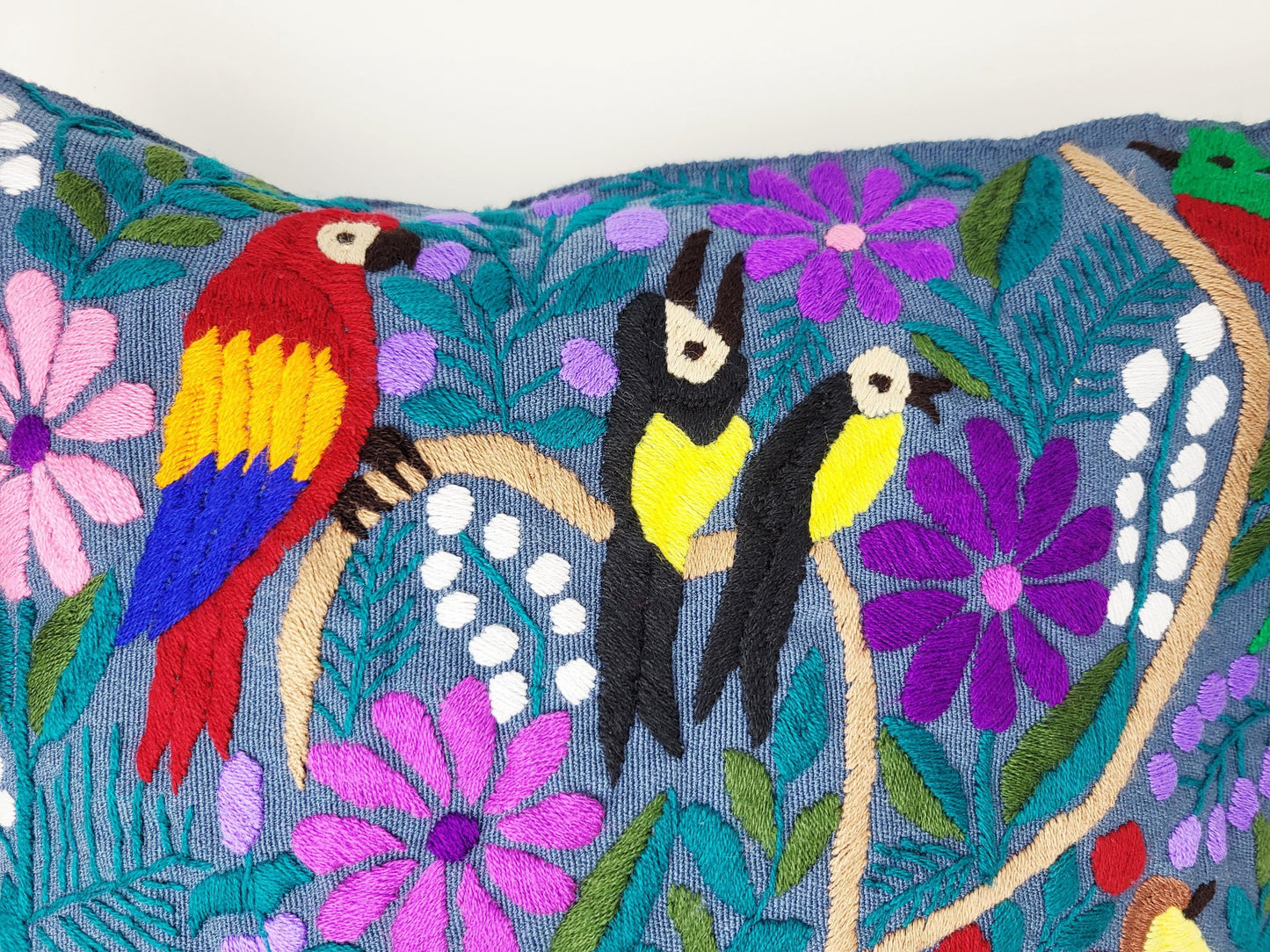 Von mexikanischen Indigenen besticktes und gewebter Kissenbezug