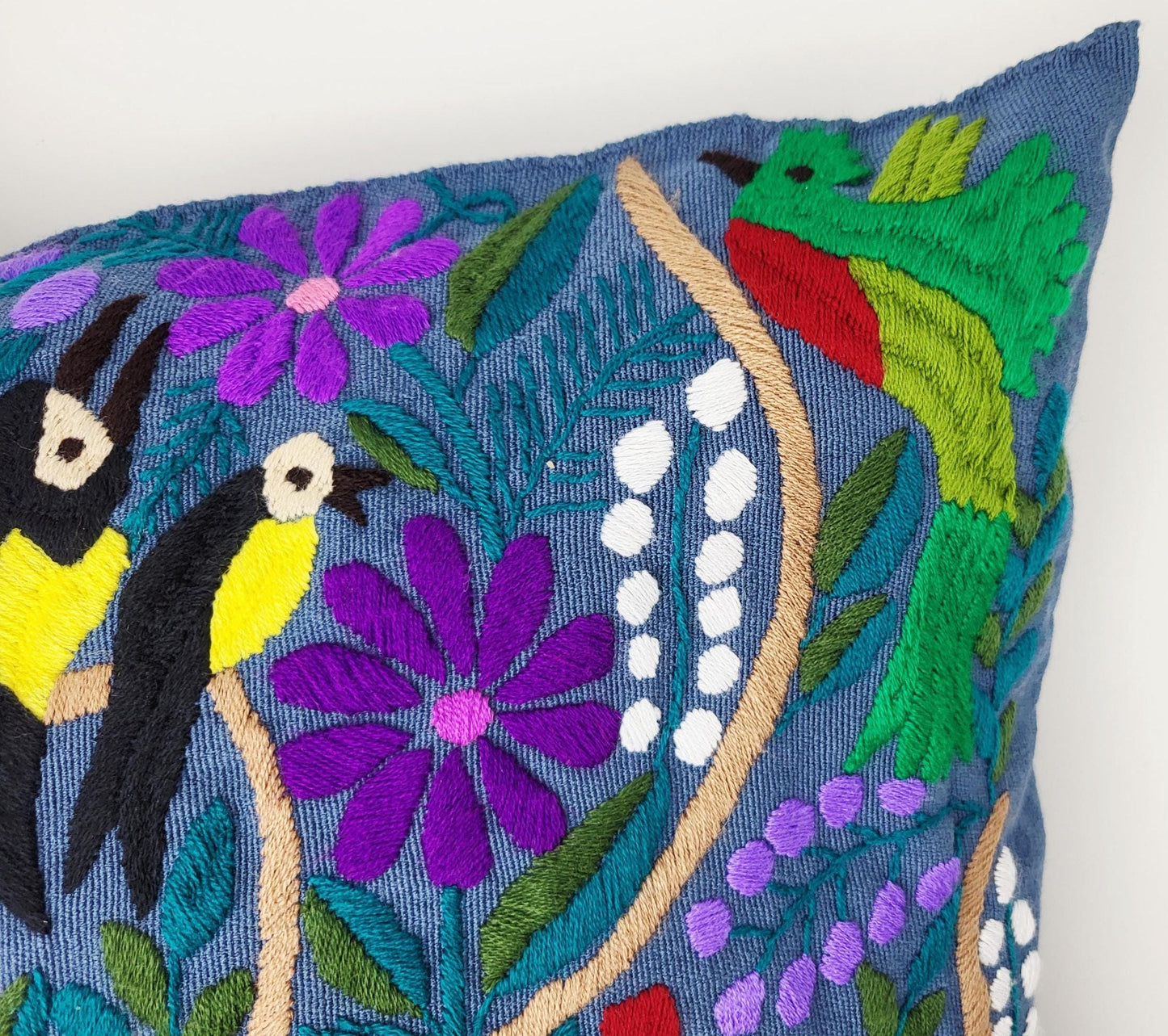 Von mexikanischen Indigenen besticktes und gewebter Kissenbezug