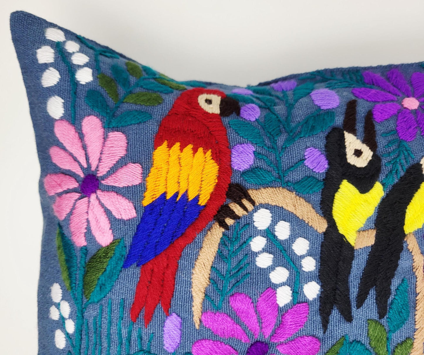 Von mexikanischen Indigenen besticktes und gewebter Kissenbezug