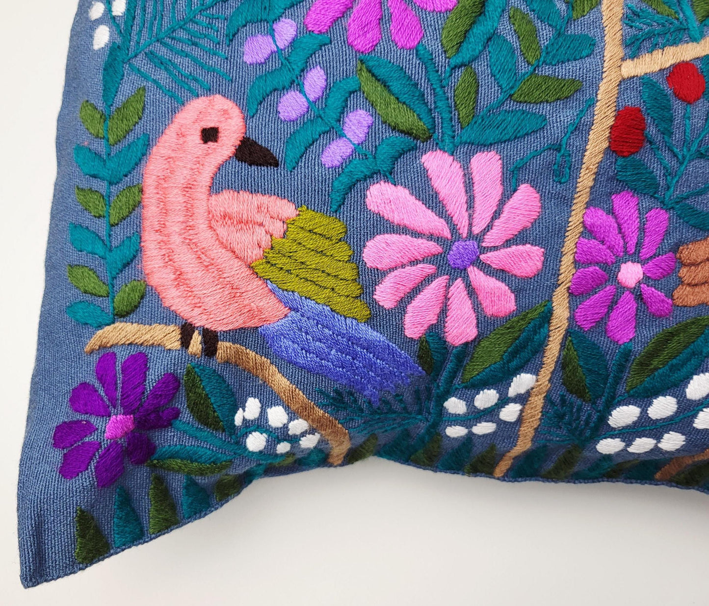 Von mexikanischen Indigenen besticktes und gewebter Kissenbezug