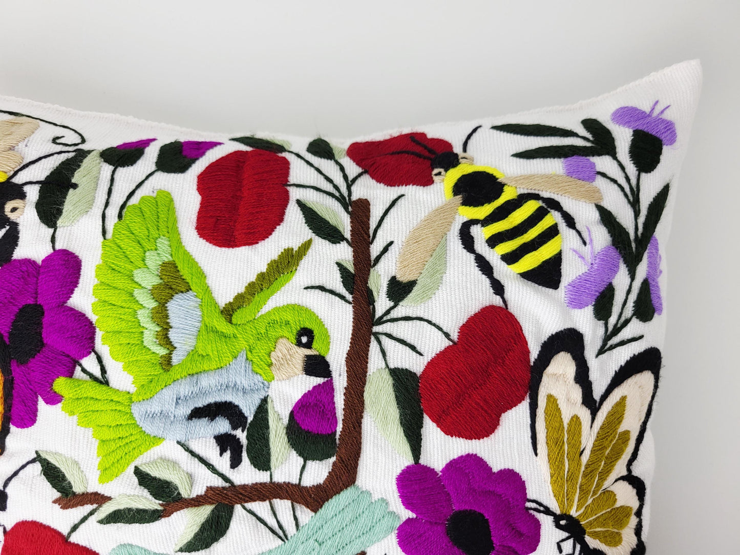 Von mexikanischen Indigenen besticktes und gewebter Kissenbezug