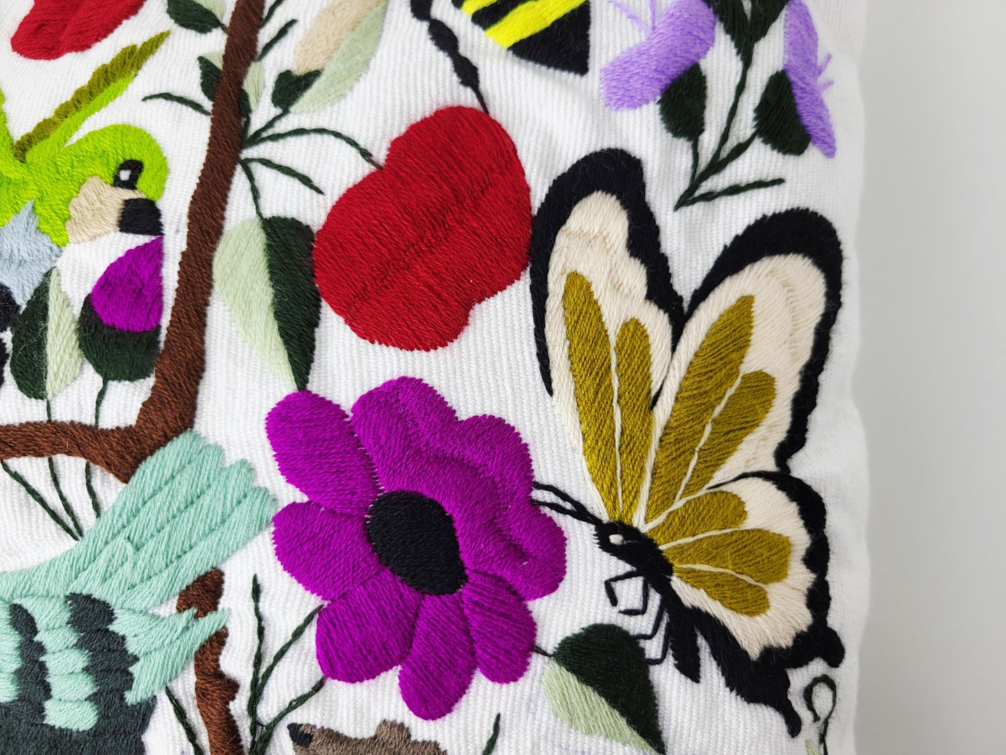 Von mexikanischen Indigenen besticktes und gewebter Kissenbezug