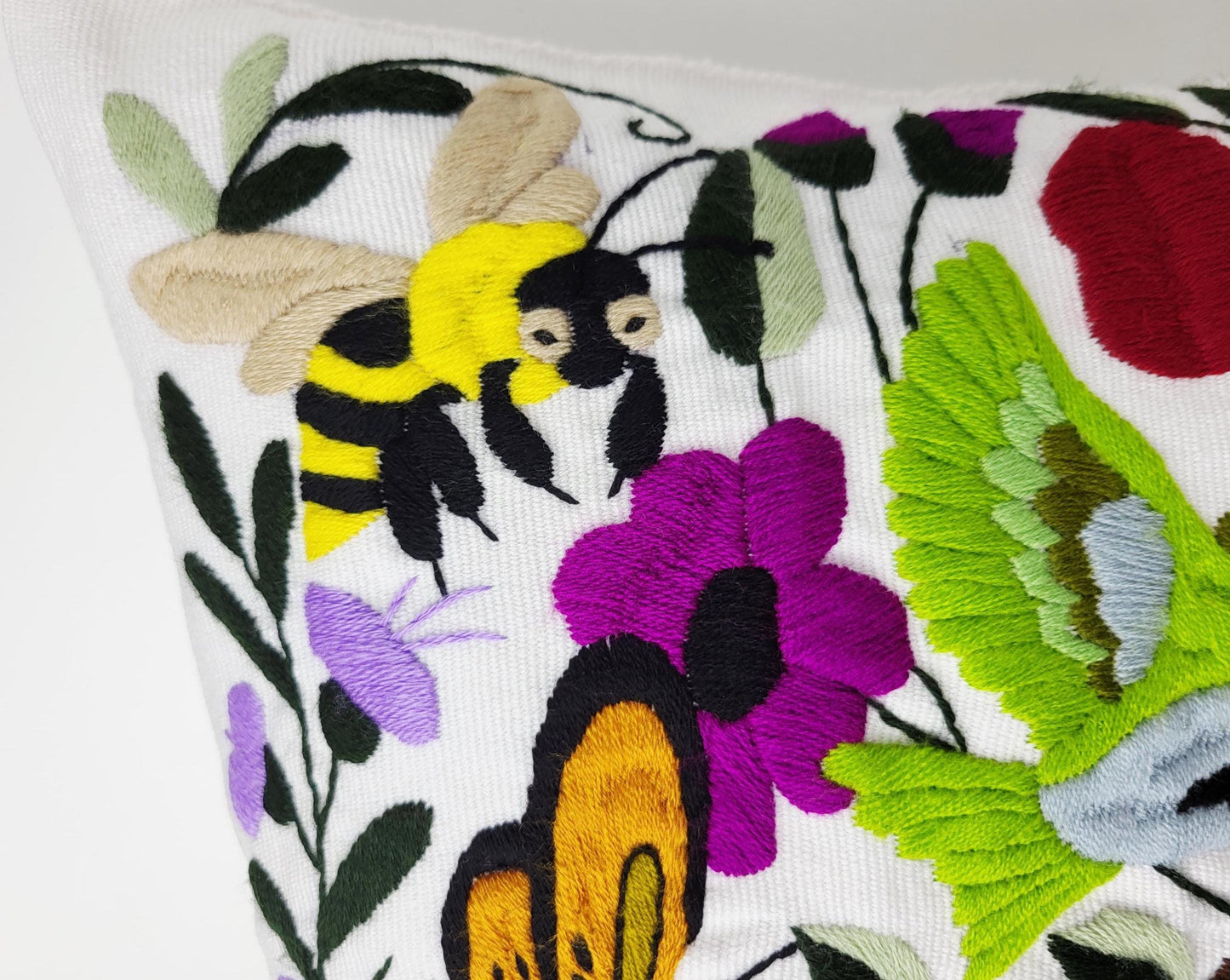 Von mexikanischen Indigenen besticktes und gewebter Kissenbezug