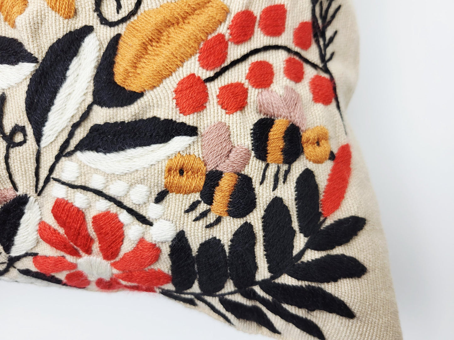 Kissen mit Tiermuster, handbestickt und gewebt in Mexiko von Indigenen Frauen