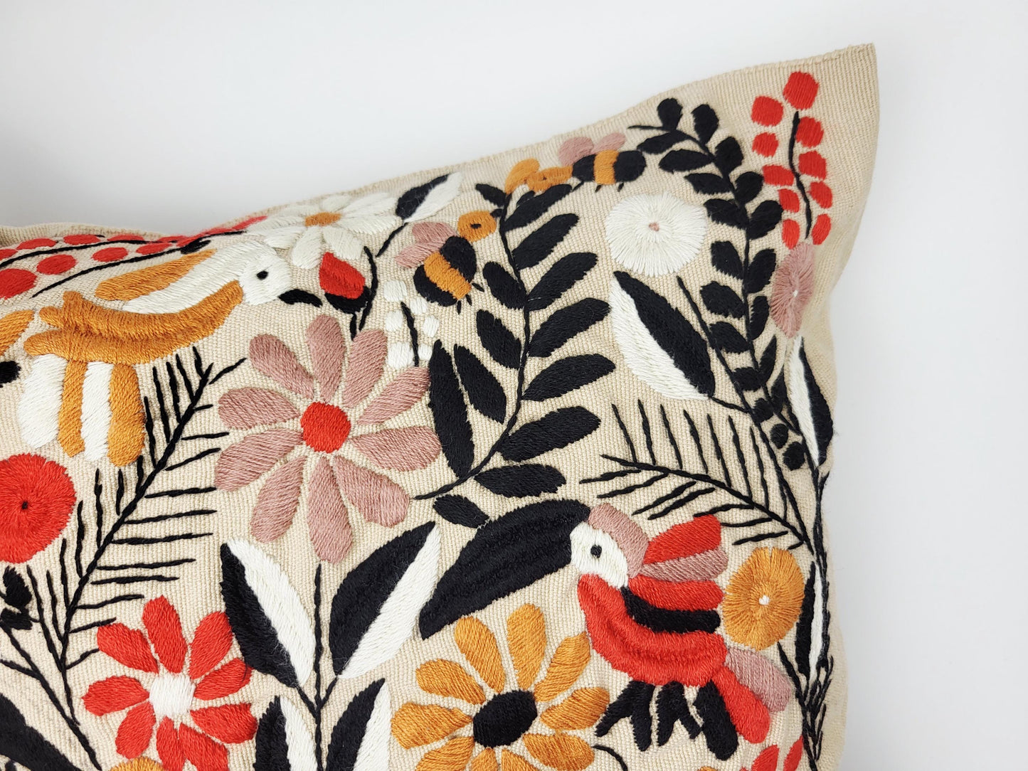 Kissen mit Tiermuster, handbestickt und gewebt in Mexiko von Indigenen Frauen