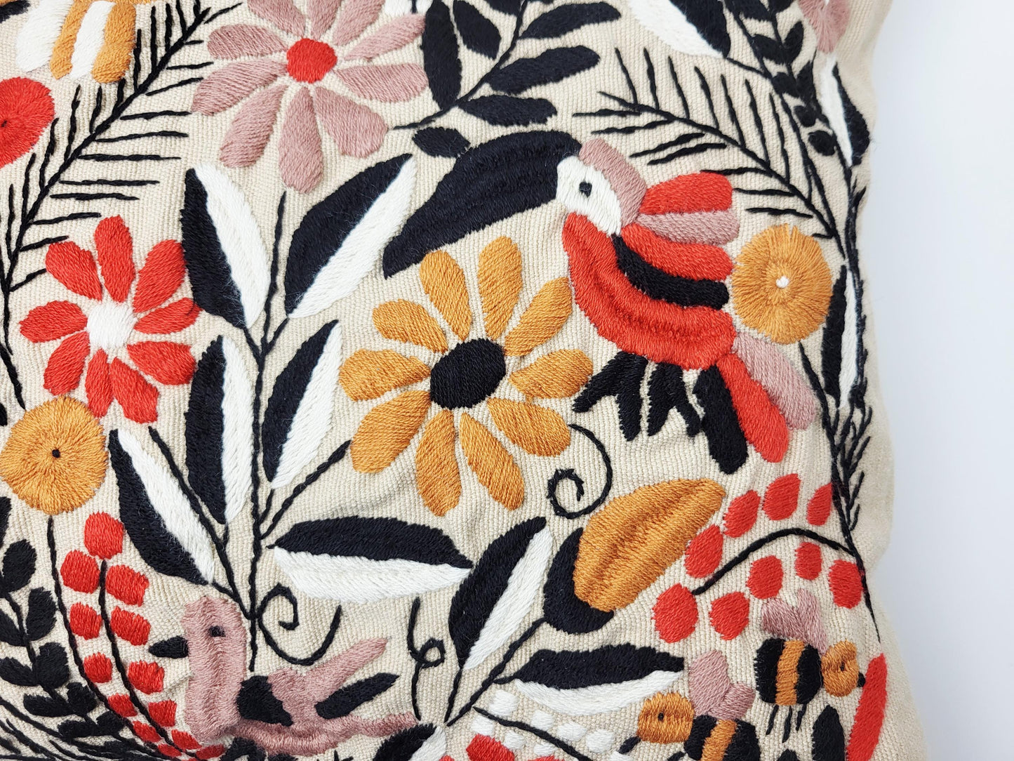 Kissen mit Tiermuster, handbestickt und gewebt in Mexiko von Indigenen Frauen