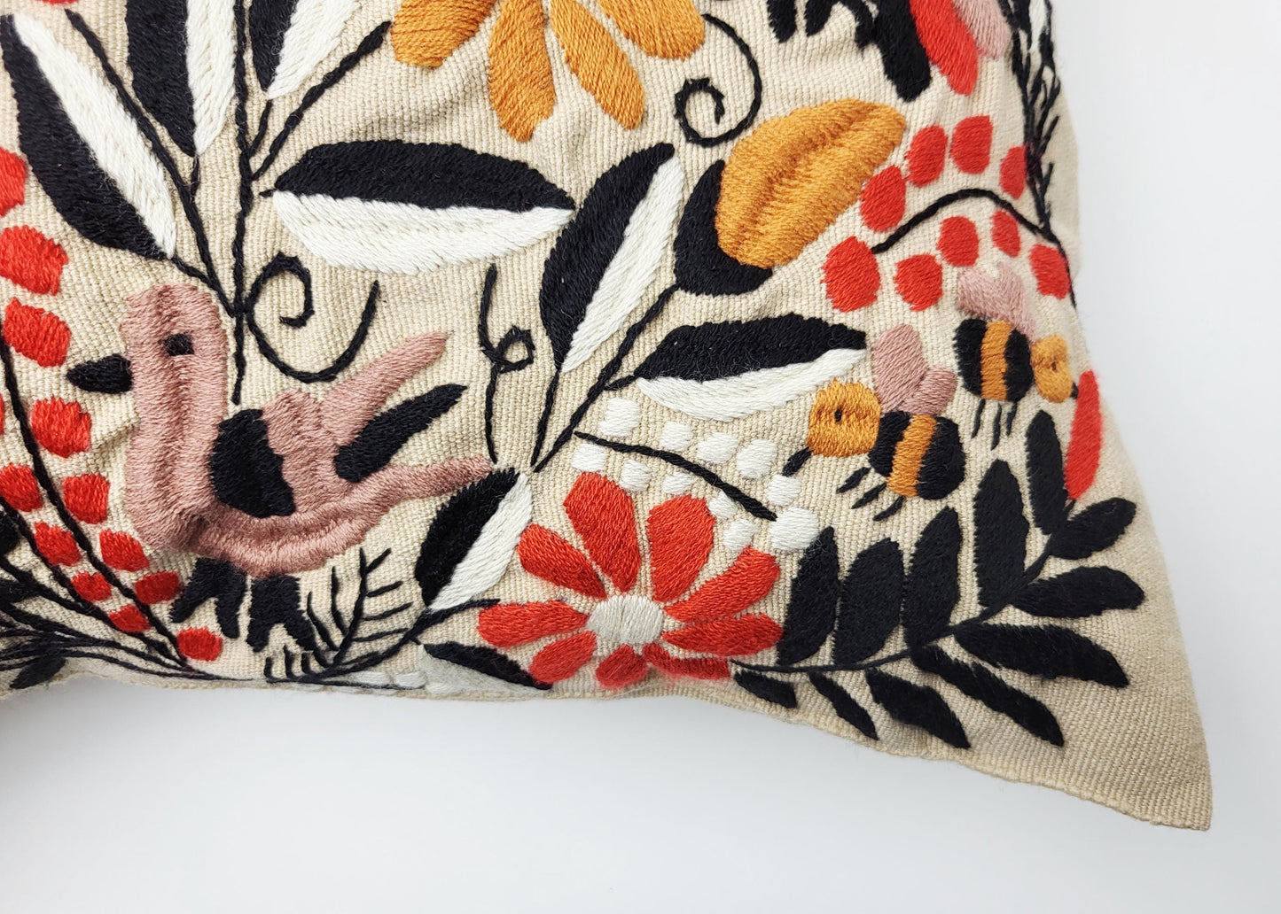 Kissen mit Tiermuster, handbestickt und gewebt in Mexiko von Indigenen Frauen