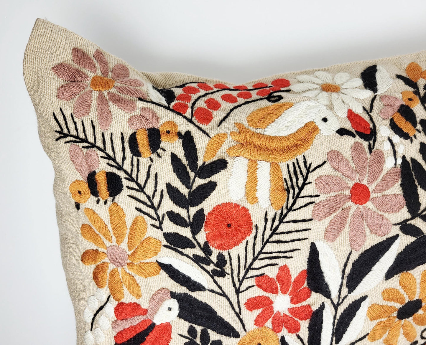 Kissen mit Tiermuster, handbestickt und gewebt in Mexiko von Indigenen Frauen