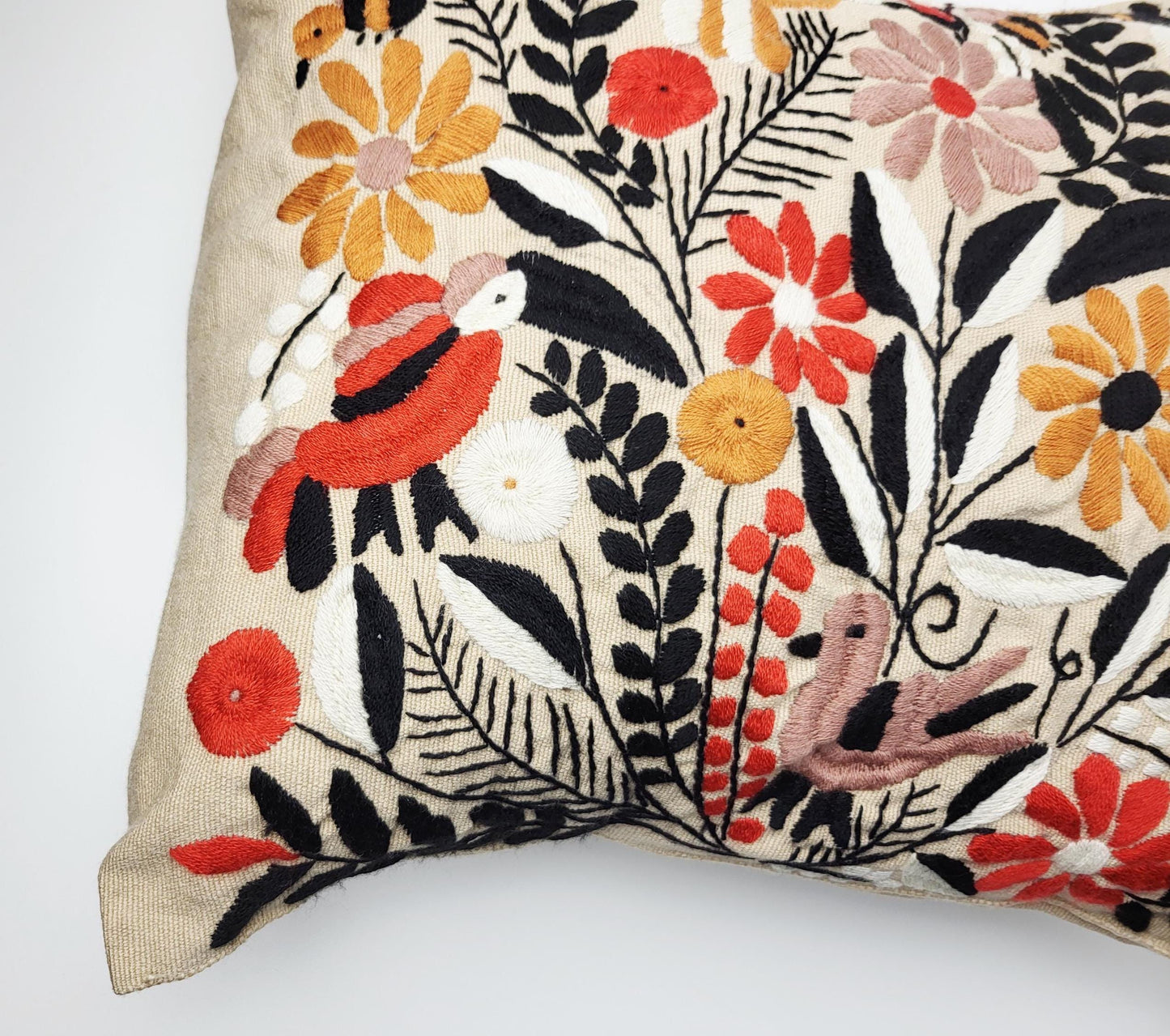 Kissen mit Tiermuster, handbestickt und gewebt in Mexiko von Indigenen Frauen