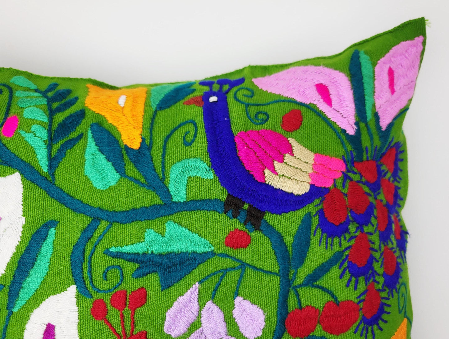 Kissen mit Tiermuster, handbestickt und gewebt in Mexiko von Indigenen Frauen