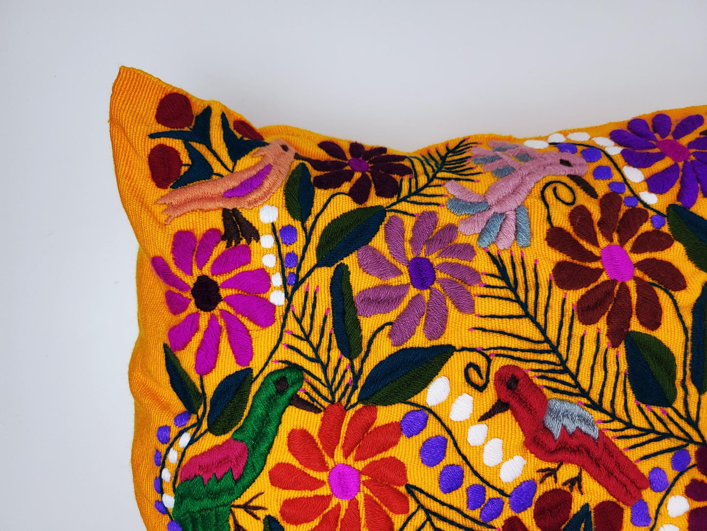 Kissen mit Tiermuster, handbestickt und gewebt in Mexiko von Indigenen Frauen