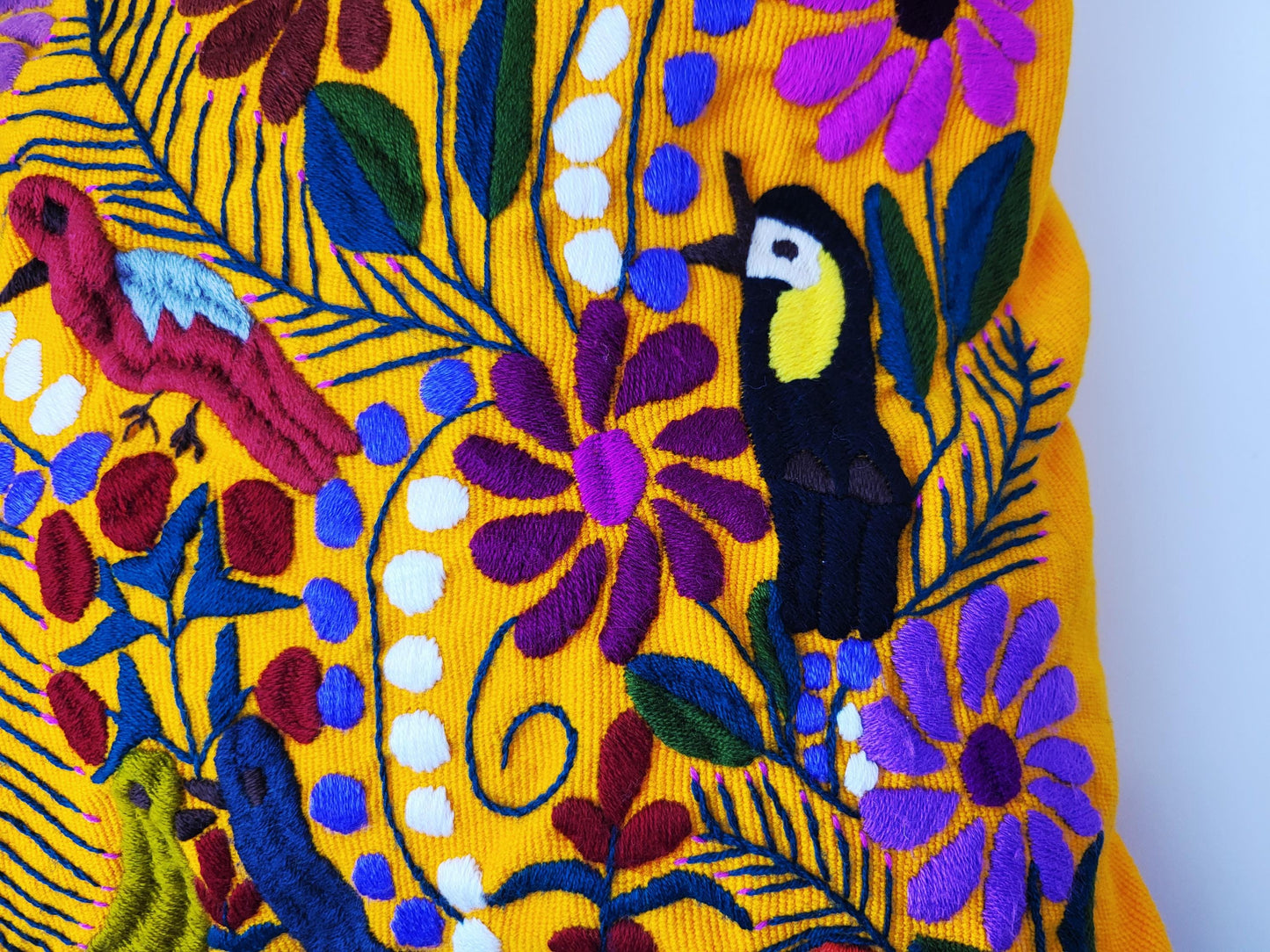 Kissen mit Tiermuster, handbestickt und gewebt in Mexiko von Indigenen Frauen