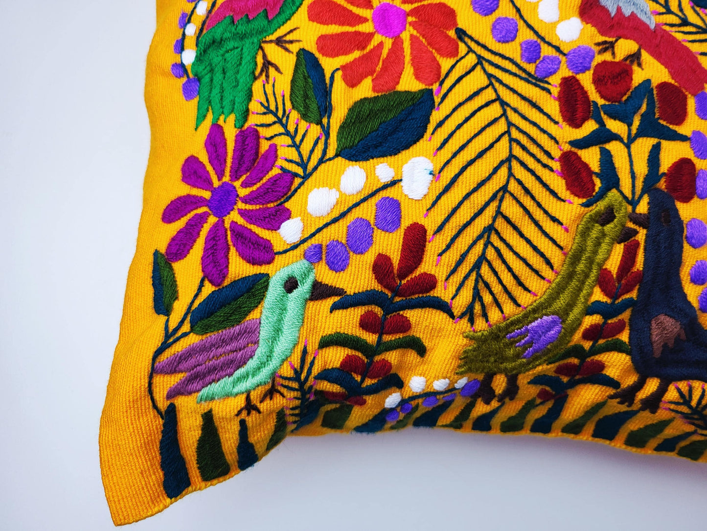 Kissen mit Tiermuster, handbestickt und gewebt in Mexiko von Indigenen Frauen