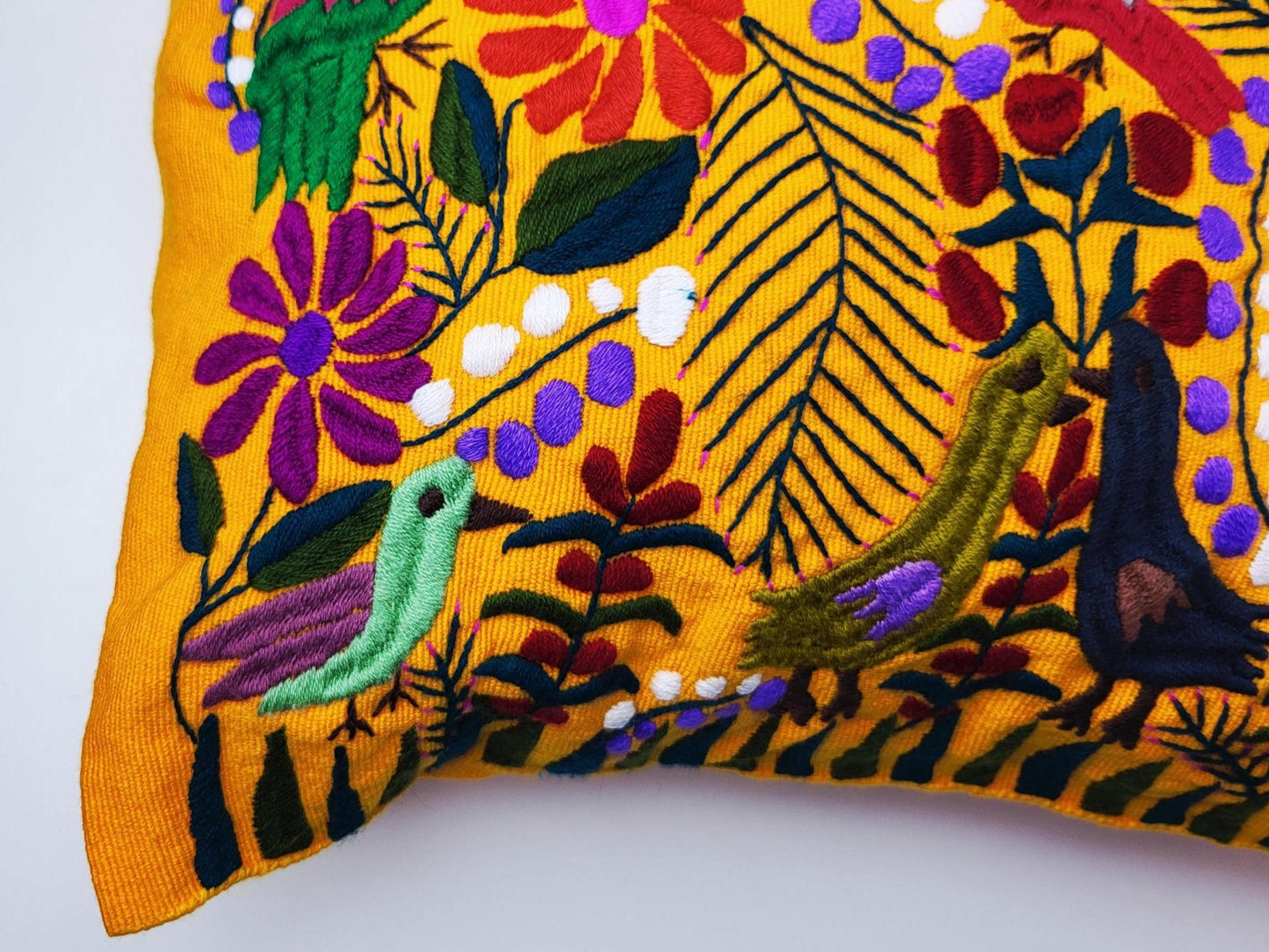 Kissen mit Tiermuster, handbestickt und gewebt in Mexiko von Indigenen Frauen