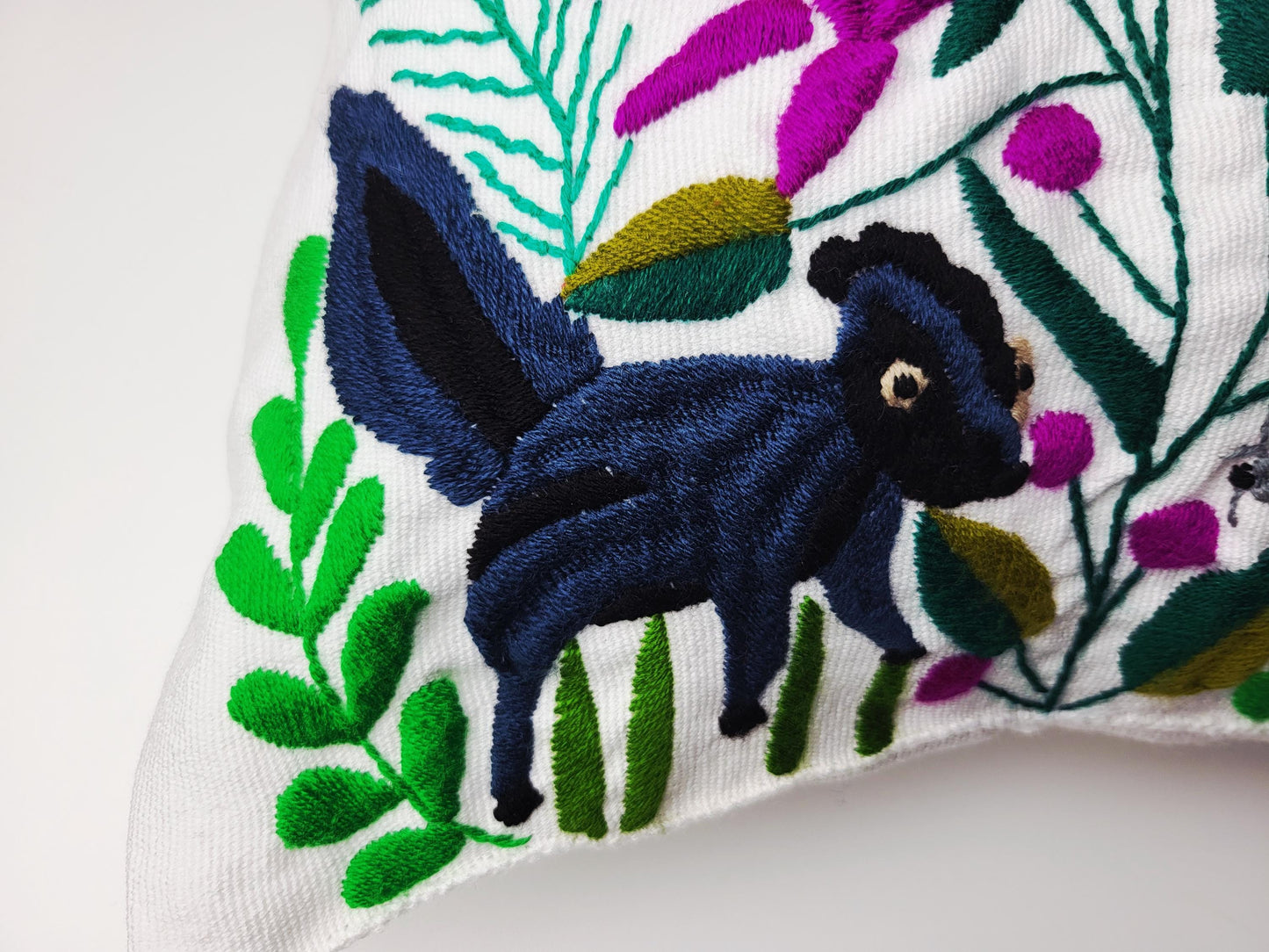 Kissen mit Tiermuster, handbestickt und gewebt in Mexiko von Indigenen Frauen