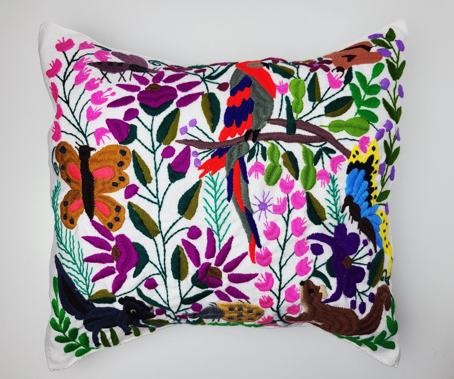 Kissen mit Tiermuster, handbestickt und gewebt in Mexiko von Indigenen Frauen
