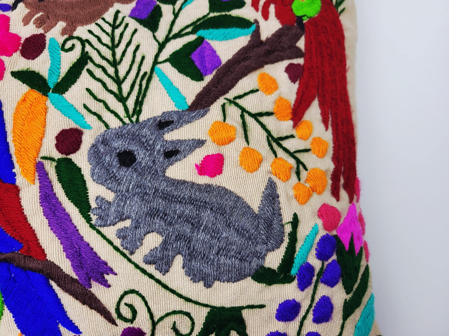 Kissen mit Tiermuster, handbestickt und gewebt in Mexiko von Indigenen Frauen