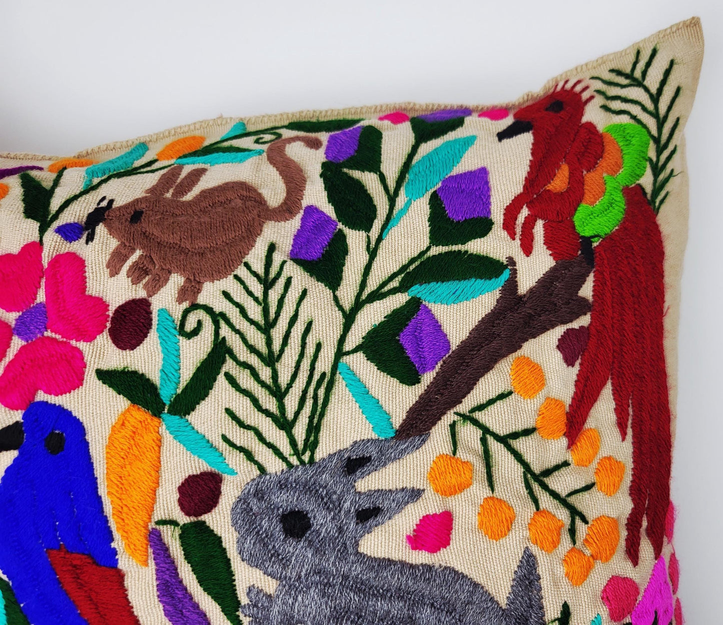 Kissen mit Tiermuster, handbestickt und gewebt in Mexiko von Indigenen Frauen