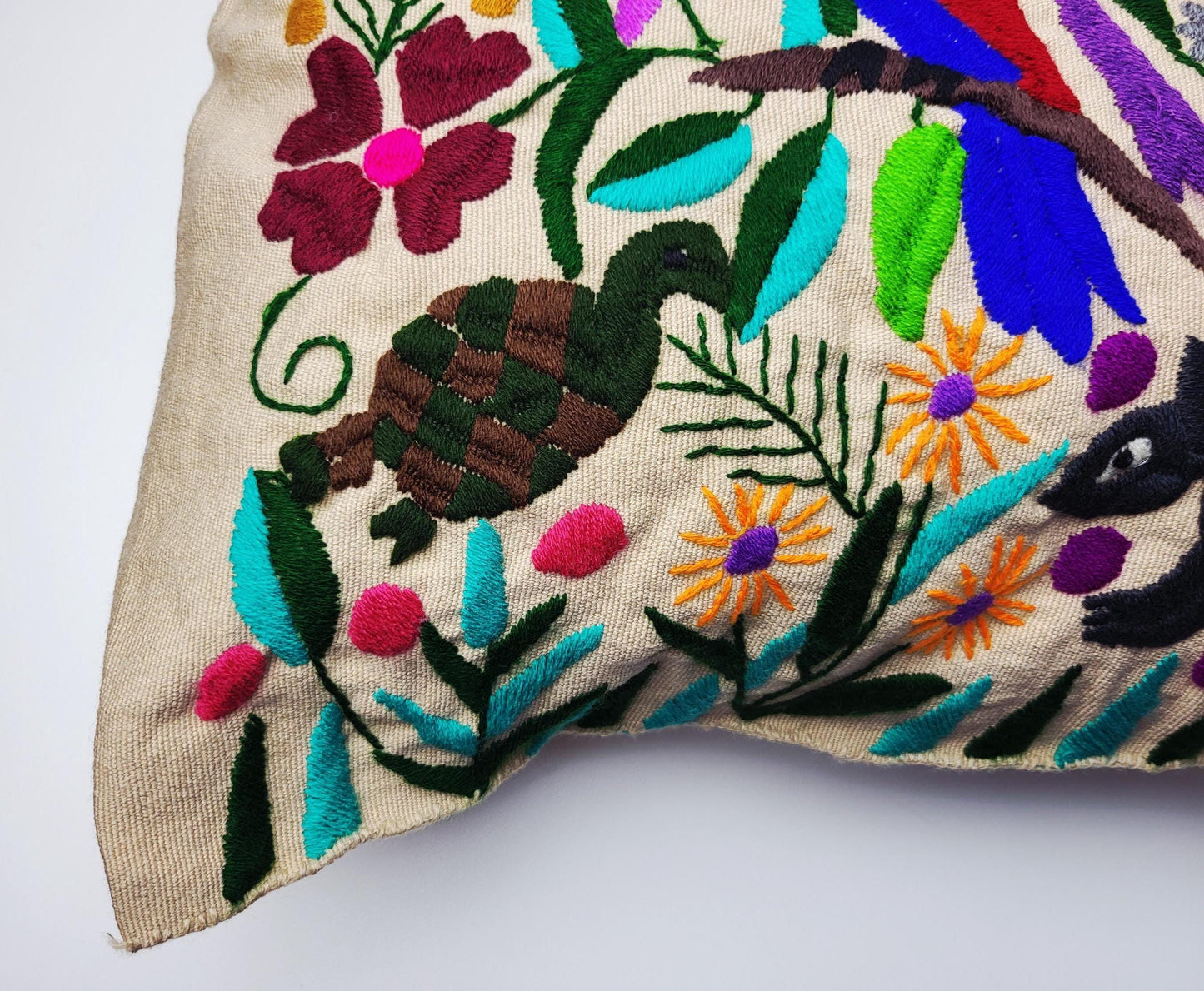 Kissen mit Tiermuster, handbestickt und gewebt in Mexiko von Indigenen Frauen