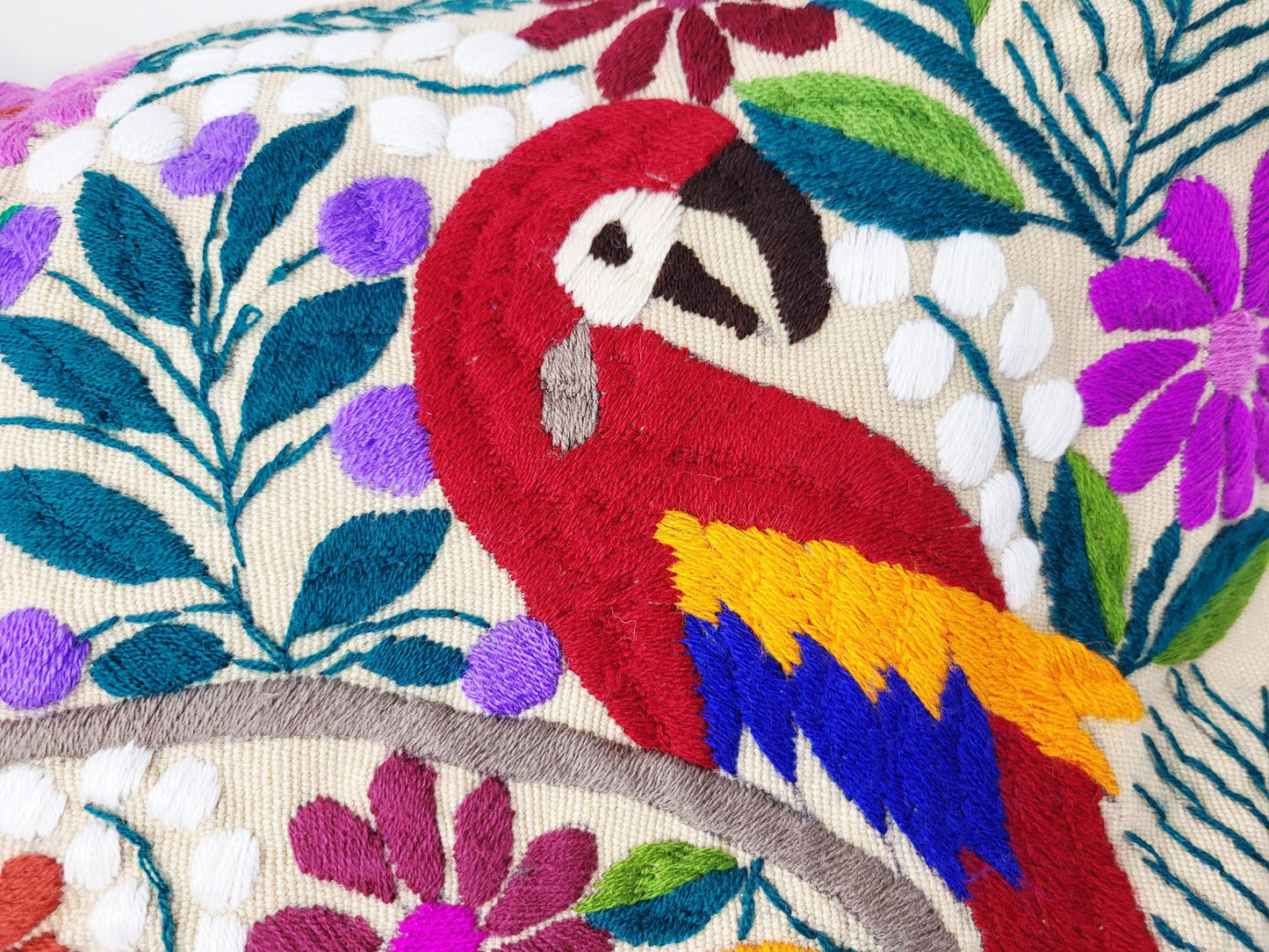 Kissen mit Tiermuster, handbestickt und gewebt in Mexiko von Indigenen Frauen