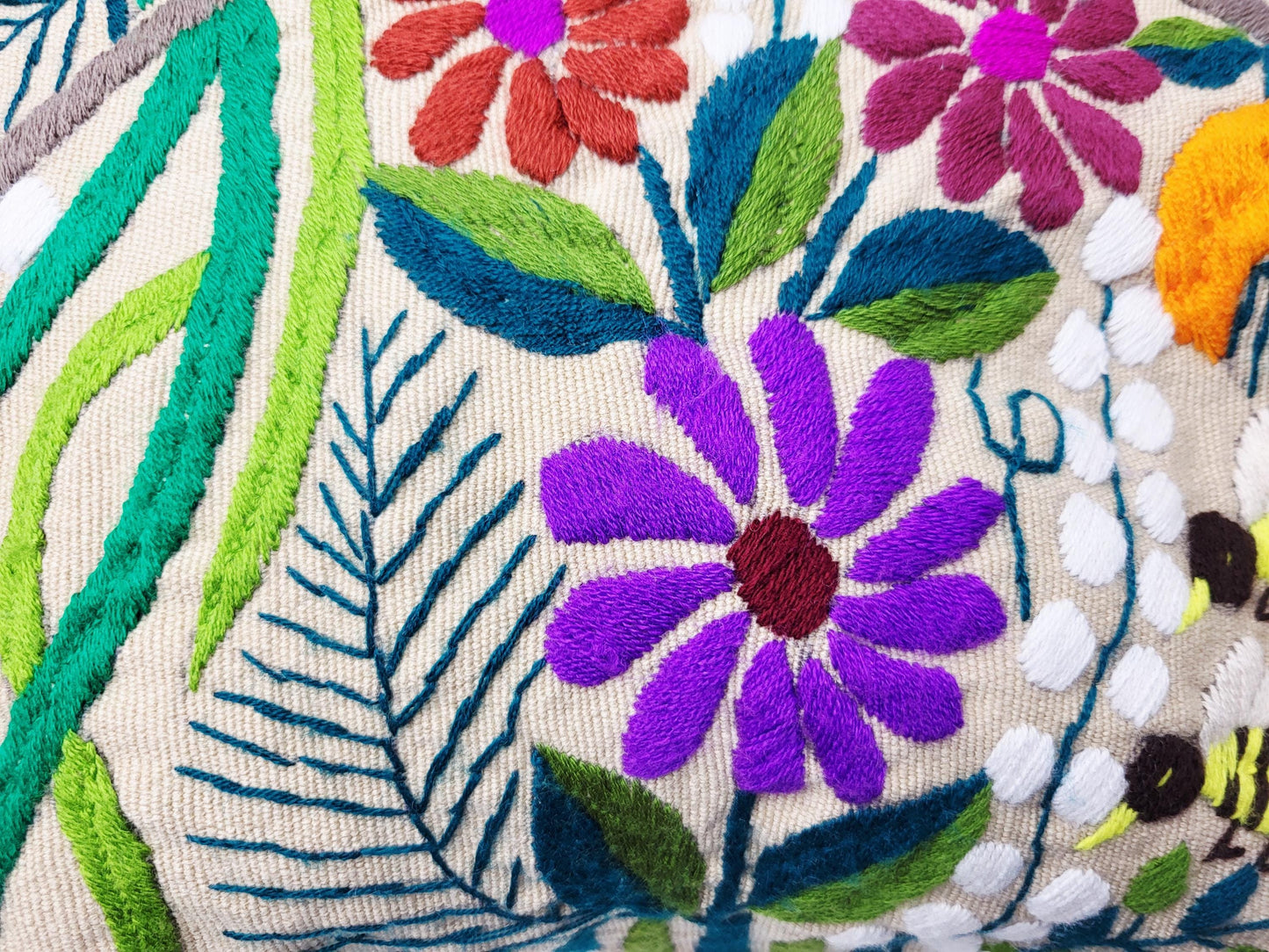 Kissen mit Tiermuster, handbestickt und gewebt in Mexiko von Indigenen Frauen