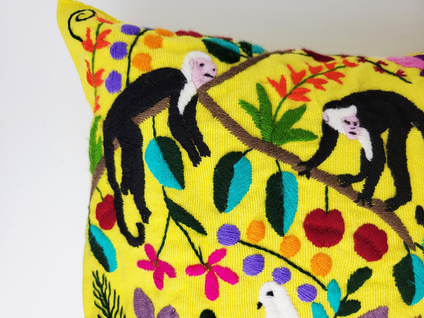 Handbestickter Kissenbezug Mexiko | Bunte Tiermuster | Fairtrade Dekokissen Chiapas | Unikat Maya Textilkunst | Boho Ethno Deko